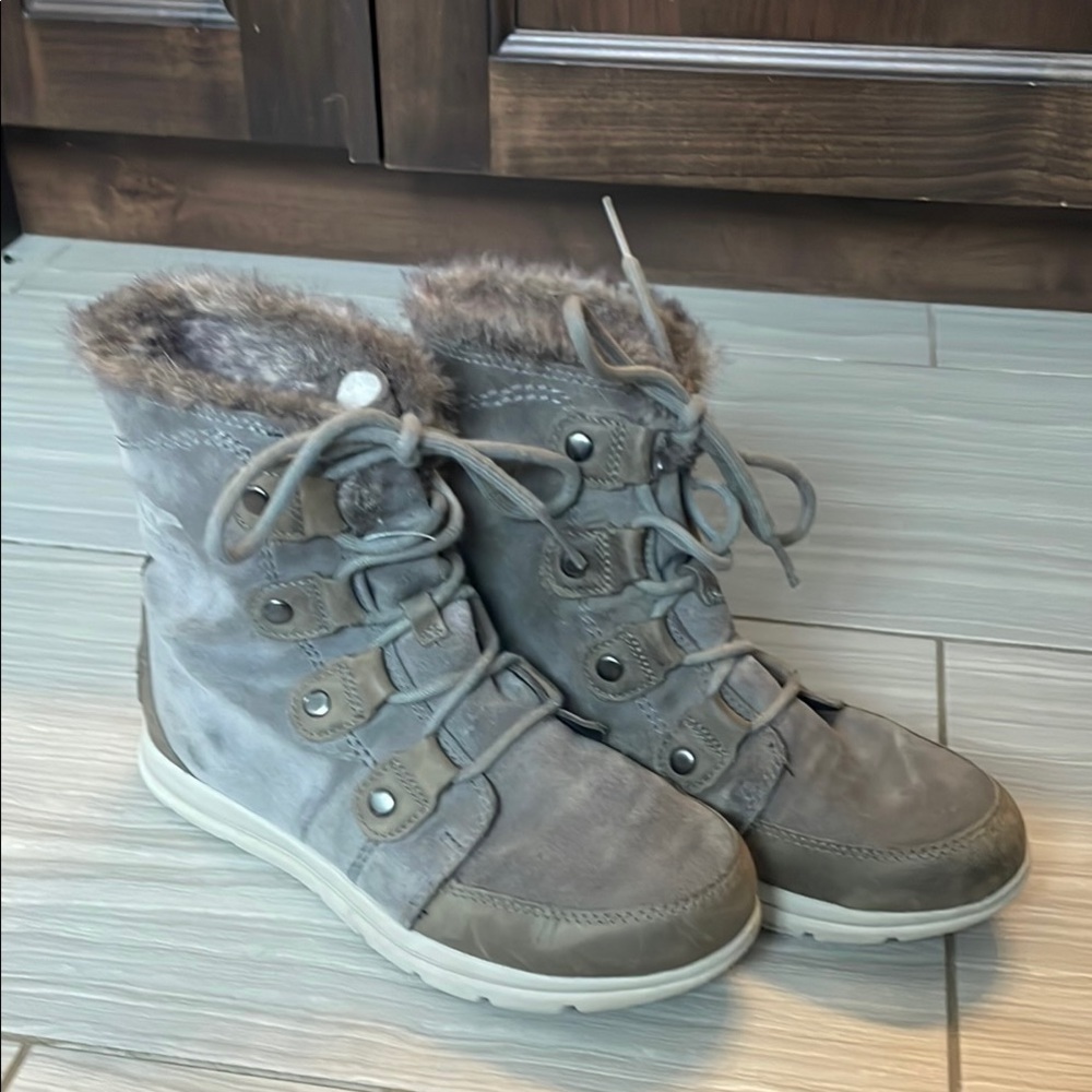 Women's Gray Fur-Lined Boots